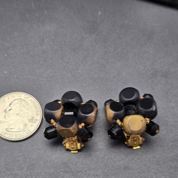 Signed Eugene Black Beaded Cluster Clip On Earrings Brushed Gold Tone Vintage - Picture 5 of 6